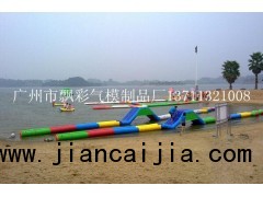 东莞充气水上冲关玩具广州充气巨型充气足球水上玩具